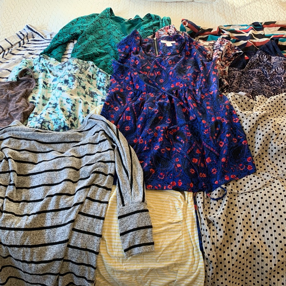 Lot of Maternity Clothes! 9 tops, 3 dresses. Small